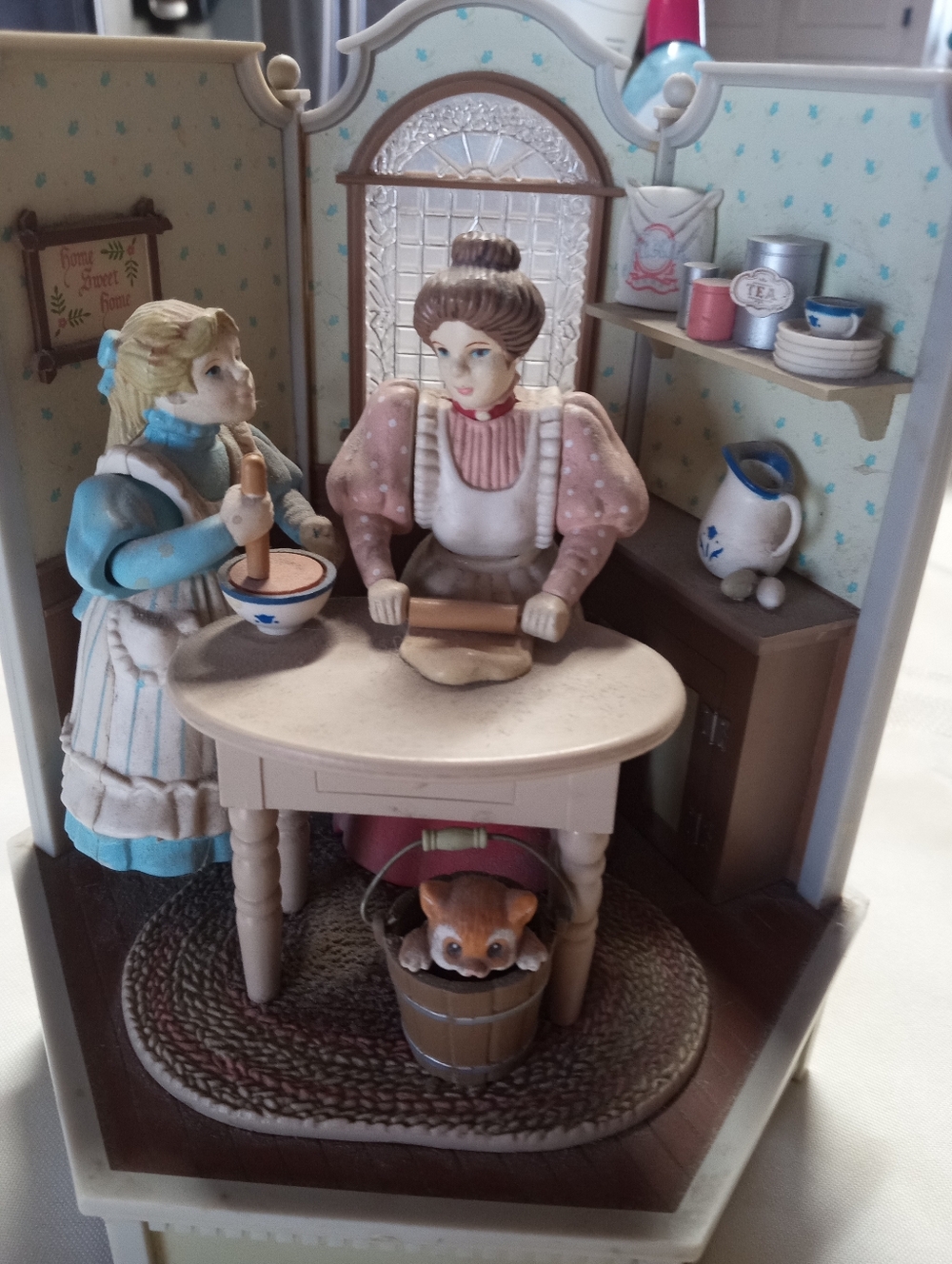 Vintage-Style Enesco Kitchen Music Box